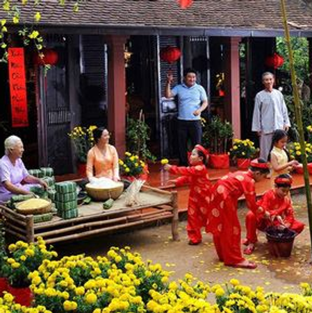 Trang trí cửa chính để rước tài lộc năm mới