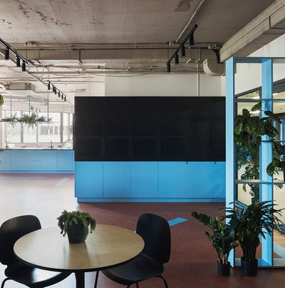 Không gian làm việc mát mắt với gam màu xanh dương