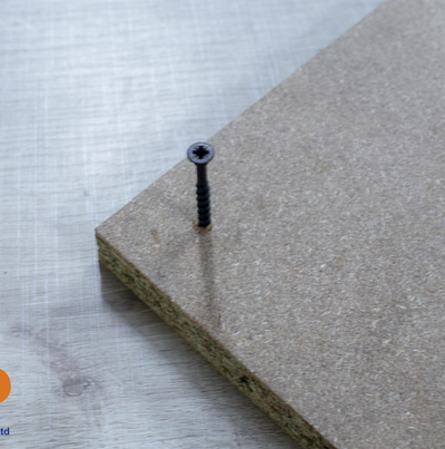 Cách thử lực bám vít trên bề mặt ván gỗ nhân tạo